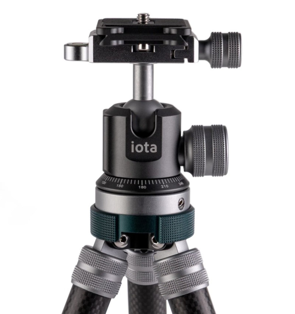 Promaster iota 422 Ultralightweight Tripod Kit - Carbon Fiber