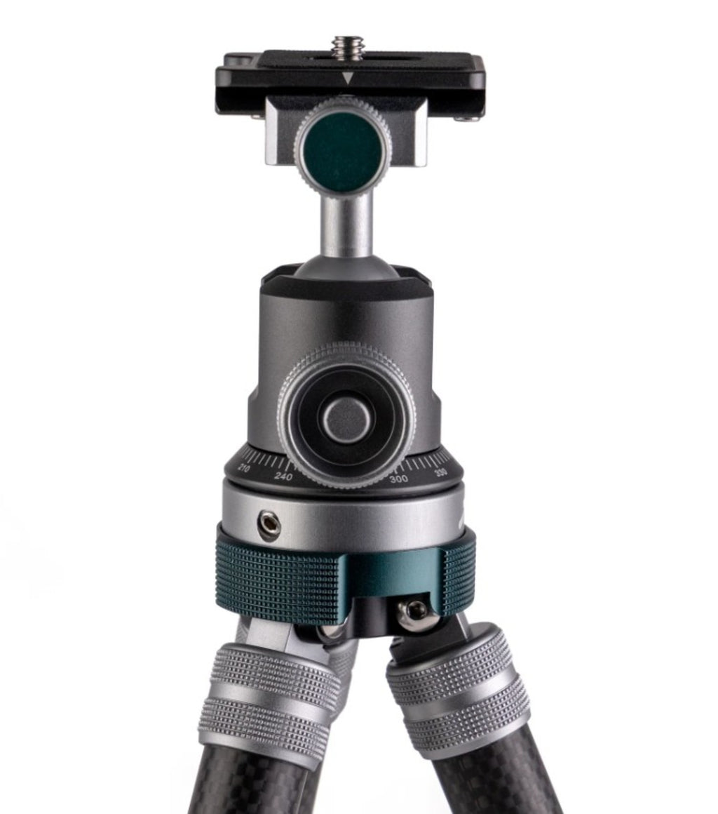 Promaster iota 422 Ultralightweight Tripod Kit - Carbon Fiber